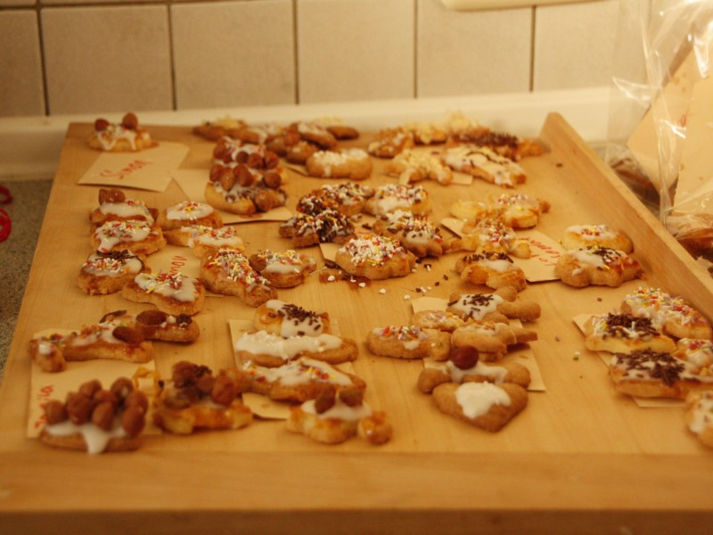 gebackene Plätzchen auf einem Holzbrett