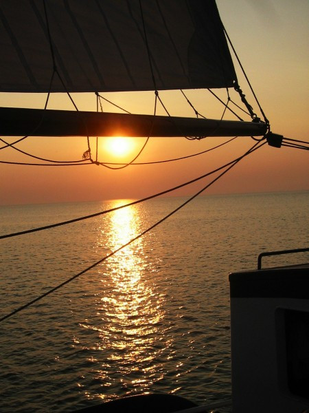 Sonnenuntergang durch die Seile eines Segels fotografiert